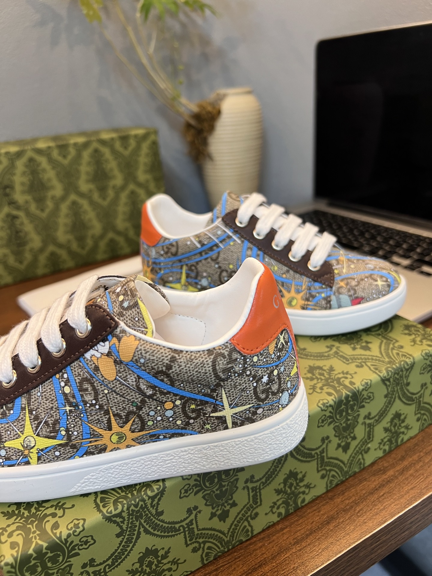 Children's shoes child